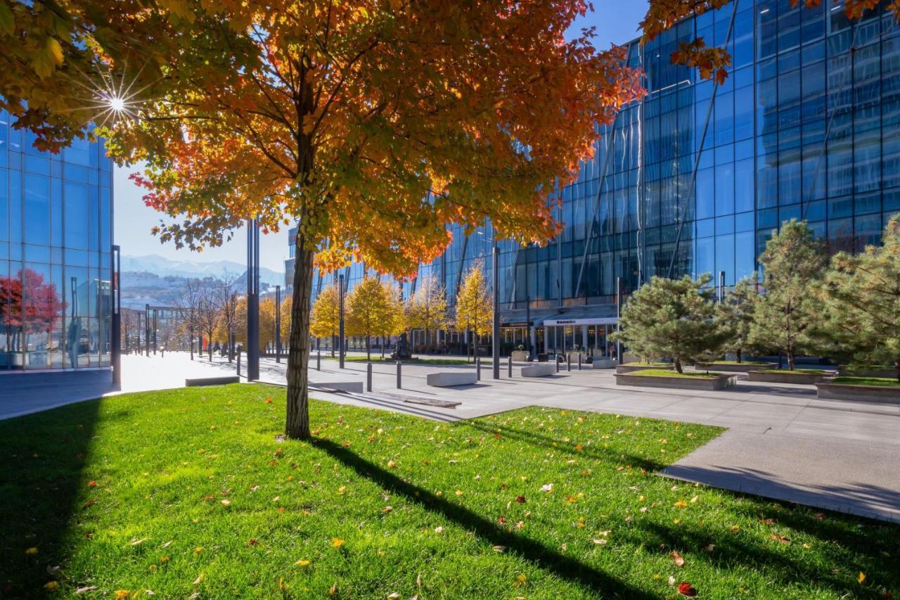 Hotel The Ritz-Carlton, Almaty Exterior foto